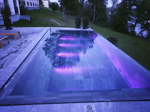 Piscine en blocs à bancher en polymère - 7.0x3.0x1.4 - Tilestone Pools one piece tiled pools - en panneaux polymères / à débordement / préfabriquée