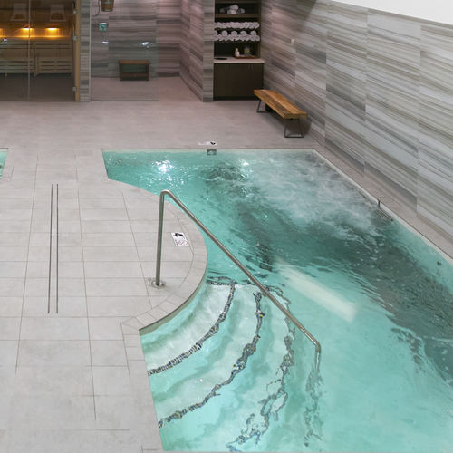 Piscine en blocs à bancher en polymère - BESPOKE BUILT - Tilestone Pools one piece tiled pools - en panneaux / sur mesure / couverte