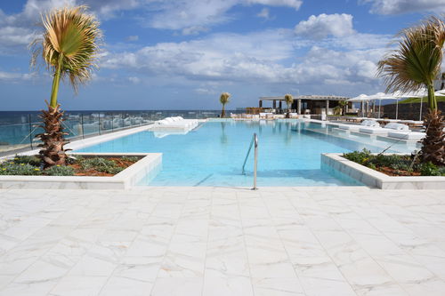 Piscine en panneaux - CUSTOM BUILT - Tilestone Pools one piece tiled pools - à débordement / d'extérieur / professionnelle