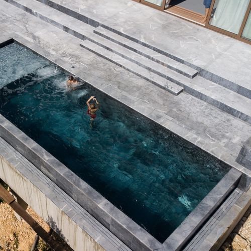 Piscine à débordement - Tilestone Pools one piece tiled pools - d'extérieur / enterrée / en béton