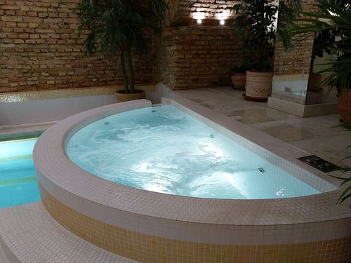 Spa hors-sol - Tilestone Pools one piece tiled pools - demi-rond / multiplace / d'intérieur