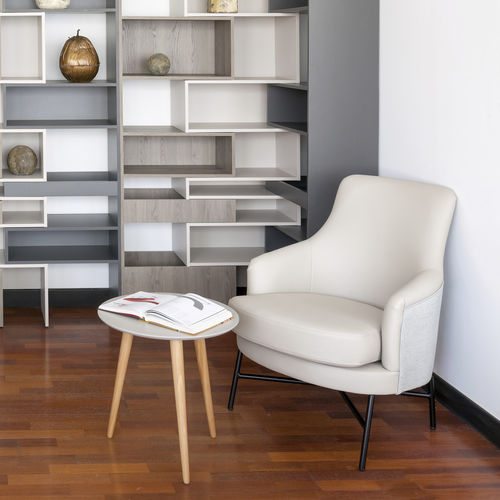 Table d'appoint contemporaine - ODRI - Casual Home & Contract - en placage de bois / en hêtre / avec piètement en bois