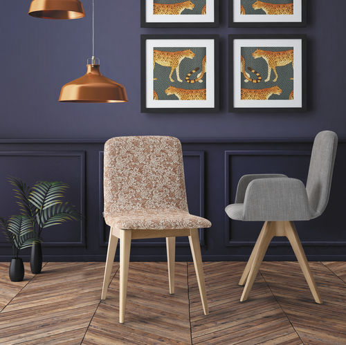 Chaise contemporaine - ATRIUM - Casual Home & Contract - d'intérieur / en tissu / avec piètement en hêtre