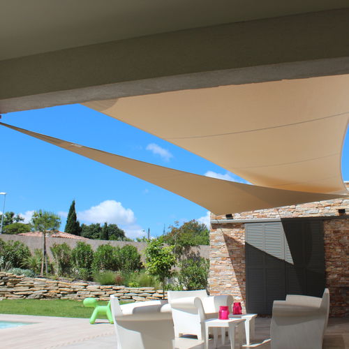Voile d'ombrage résistante aux UV - TRIANGULAIRE - l'Atelier des voiles - sur mesure / résistante au vent / triangulaire