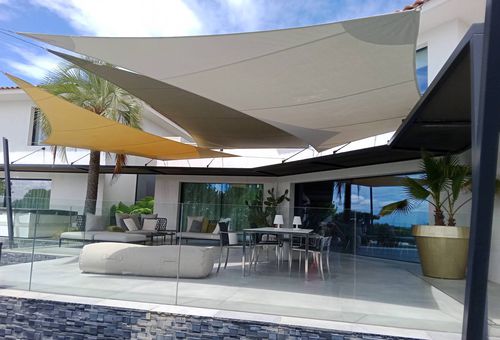 Voile d'ombrage résistante aux UV - l'Atelier des voiles - sur mesure / résistante au vent / triangulaire