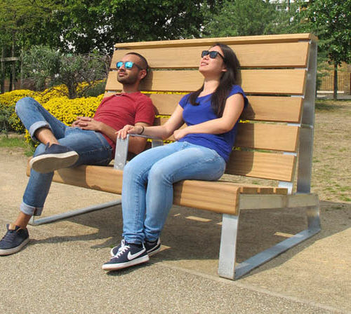 Banc public contemporain - RIBBON XL RECLINER - Furnitubes - en iroko / en acier / avec dossier