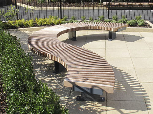 Banc public contemporain - RAILROAD EDGE - Furnitubes - en iroko / avec dossier / modulaire