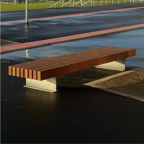 Banc public contemporain - SHAFTON - Bailey streetscene - en iroko / en acier galvanisé