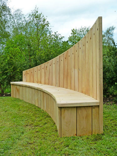 Banc public contemporain - SWEEP  - CHRIS NANGLE - en chêne / avec dossier / écolabel FSC