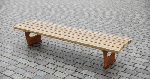 Banc public contemporain - THE ROLL - CHRIS NANGLE - en chêne / en bois de feuillus / en iroko