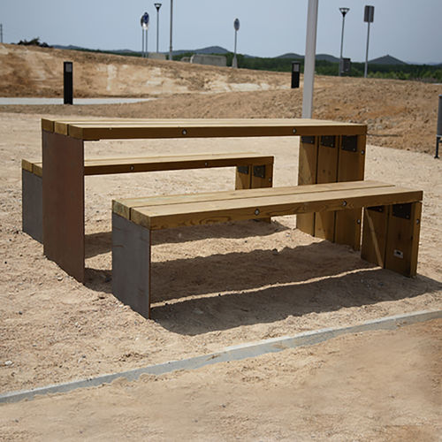 Ensemble table et bancs contemporain - Woodscape. - en pin / en acier COR-TEN® / d'extérieur
