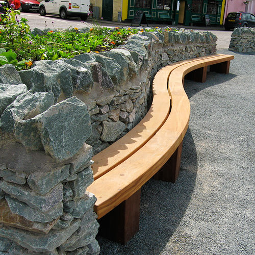 Banc public contemporain - TYPE 4 - Woodscape. - en bois / mural / écolabel FSC