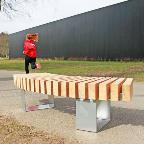 Banc public contemporain - CLIFTON  - Woodscape. - en bois / en acier / avec dossier