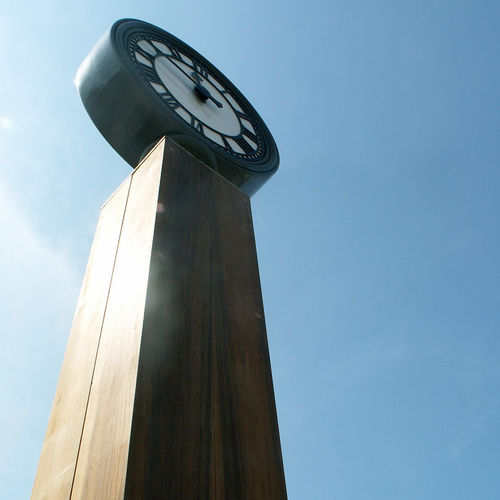 Horloge contemporaine - TOWER - Woodscape. - sur mât / analogique / pour espace public