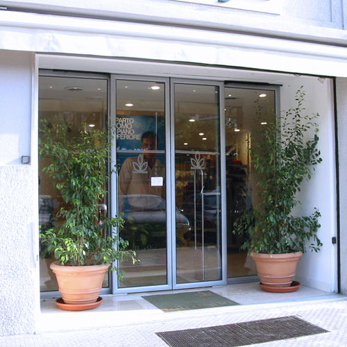 Porte d'entrée - STORES AND SWOROOMS - Engineering Marketing - en verre / en aluminium / en aluminium anodisé