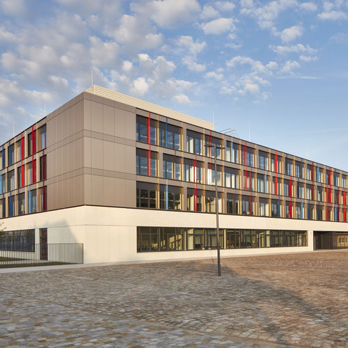 Bardage en panneaux - SCHULSTANDORT DRESDEN-TOLKEWITZ - ALUCOBOND - en aluminium / à emboîtement / durable