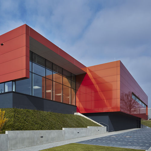 Bardage en panneaux - HALLENBAD RIEDLINGEN - ALUCOBOND - en aluminium / en composite / à emboîtement