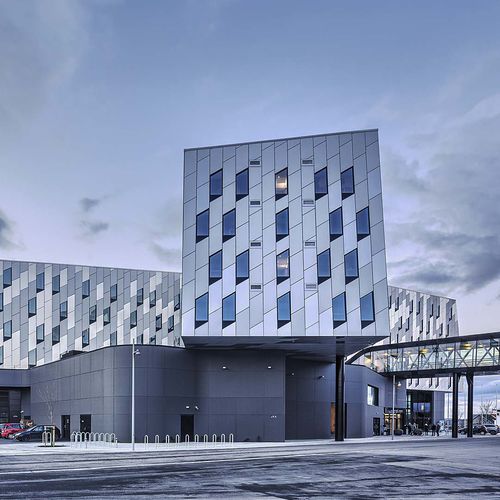 Bardage en panneaux - ENERGY HOTEL STAVANGER - ALUCOBOND - en aluminium / en composite / vertical