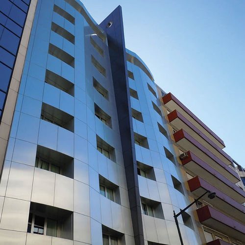 Bardage en panneaux - HOTEL ALIF AVENIDAS - ALUCOBOND - en aluminium / en composite / à emboîtement