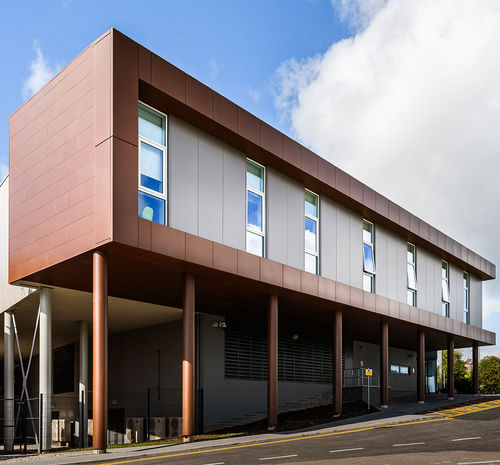 Bardage en panneaux - SOUTH LAKES BIRTH CENTRE - ALUCOBOND - en aluminium / en composite / vertical