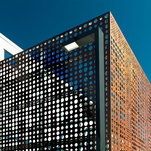Brise-soleil en métal - TRAISENPARK - ALUCOBOND - pour façade / vertical / perforé