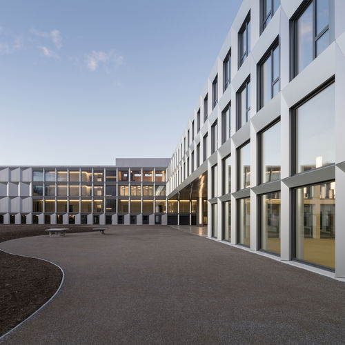 Bardage en panneaux - BILDUNGSZENTRUM USTER - ALUCOBOND - en aluminium / à emboîtement / durable
