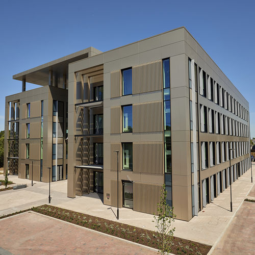 Bardage en panneaux - MAURICE WILKES BUILDING - ALUCOBOND - en aluminium / à emboîtement / durable