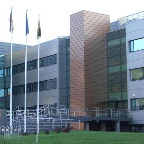 Bardage en panneaux - UNIVERSITY INSTITUTE OF APPLIED RESEARCH VILNIUS TMI - ALUCOBOND - en aluminium / en composite / à emboîtement