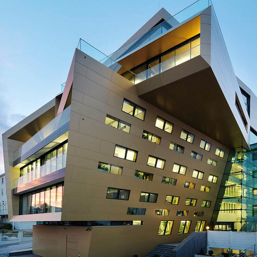 Bardage en panneaux - RAIFFEISEN FINANCE CENTER BURGENLAND - ALUCOBOND - en aluminium / en composite / à emboîtement
