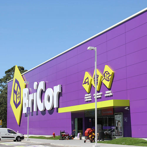 Bardage en panneaux - SHOPPING CENTRE BRICOR NASSICA - ALUCOBOND - en aluminium / en composite / à emboîtement