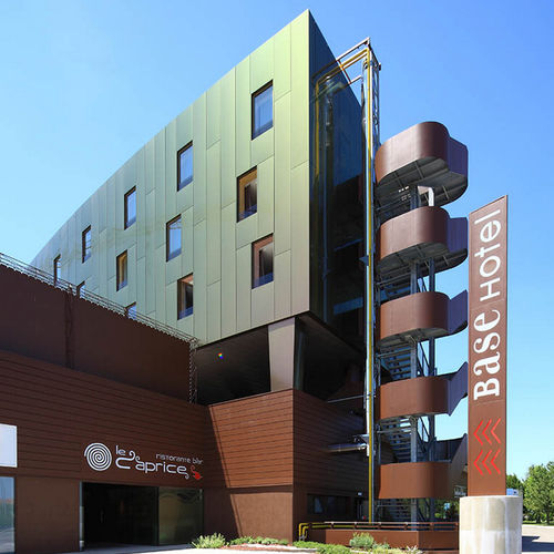 Bardage en panneaux - BASE HOTEL - ALUCOBOND - en aluminium / en composite / à emboîtement