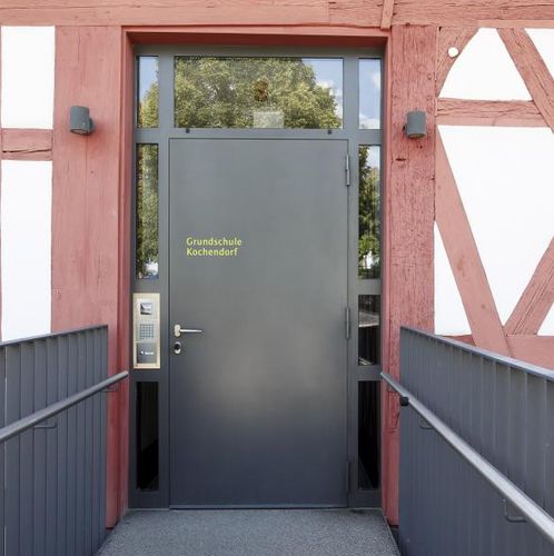 Porte d'entrée - Gutkowski - en métal / battante / semi-vitrée