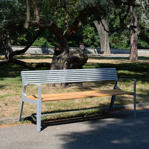 Banc public contemporain - BERGA - GreenBlue Urban Ltd - en bois / en métal / avec dossier