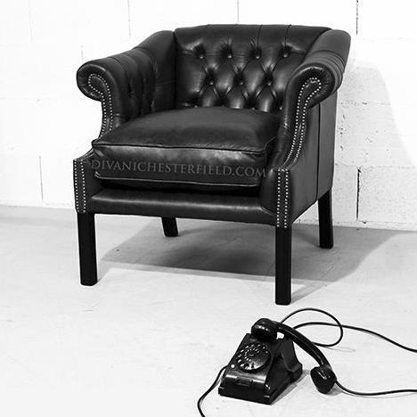 Fauteuil chesterfield - JAMES COOK - Harleq - en cuir / en hêtre / fait main