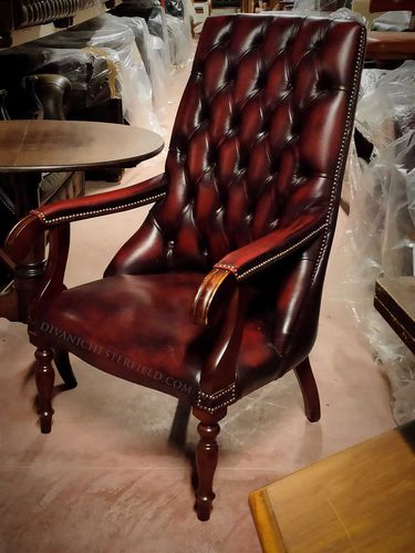 Fauteuil chesterfield - VINTAGE  - Harleq - en cuir / avec dossier haut / 4 pieds