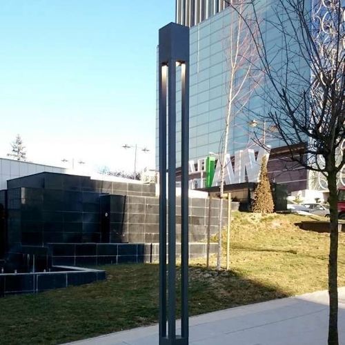 Colonne lumineuse contemporaine - IRUTA T - BSI LIGHTING TECHNOLOGIES INC. - en inox / en fonte d'aluminium / en verre trempé