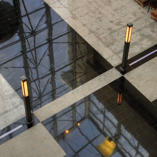 Colonne lumineuse contemporaine - SQ-MILLENIUM - BSI LIGHTING TECHNOLOGIES INC. - en inox / en fonte d'aluminium / en PMMA