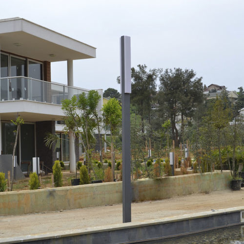Colonne lumineuse design minimaliste - IDRANO - BSI LIGHTING TECHNOLOGIES INC. - aluminium / en inox / en fonte d'aluminium