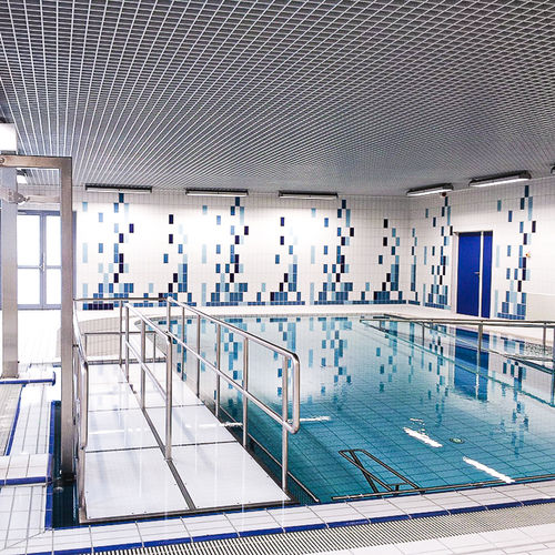 Plateforme élévatrice pour fauteuil roulant - COULOIR DE MARCHE - France REVAL - pour piscine / à usage professionnel / automatisée