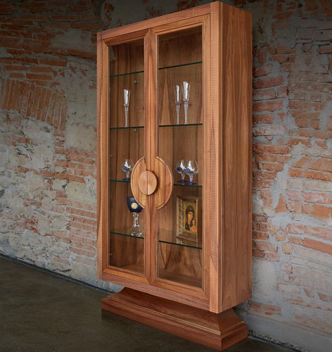 Vitrine contemporaine - Nouvel Espace Furniture - sur piétement / en verre / en chêne