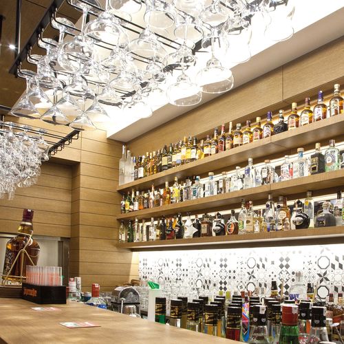 Meuble bar contract - Tugra Mobilya - contemporain / en noyer / en placage de bois