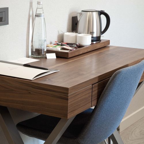 Bureau contemporain - Tugra Mobilya - en placage de bois / pour chambre d'hôtel