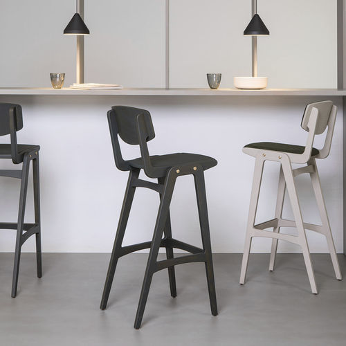 Chaise de bar contemporaine - GLÖWR 782 - Vergés - d'intérieur / en cuir / avec piètement en hêtre