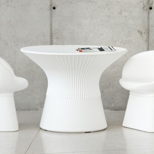 Table contemporaine - CAPRI 75 - NEWGARDEN - en polyéthylène / en méthacrylate / avec piètement en polyéthylène