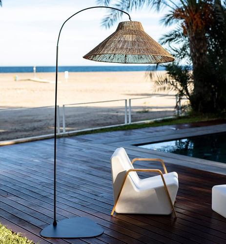 Lampe sur pied - NIZA - NEWGARDEN - en métal laqué / en fibre naturelle / contemporaine