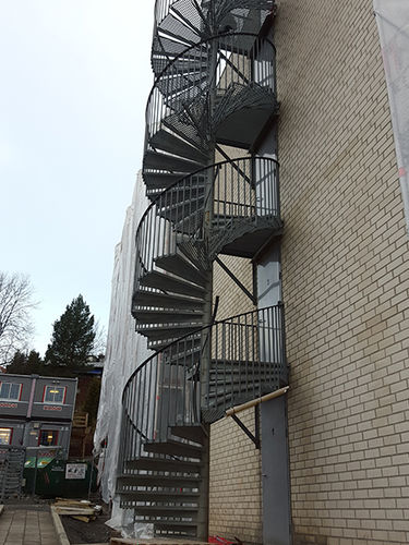 Escalier demi-tournant - Ban-Inox - à marches en métal / en métal / résidentiel