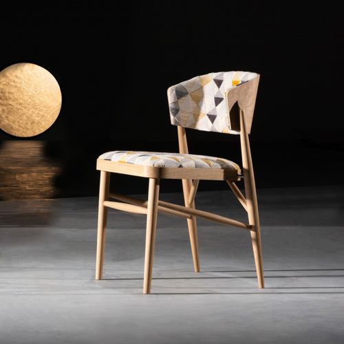 Chaise contemporaine - ARTE - Ziemann Home Design - d'intérieur / en tissu / en chêne