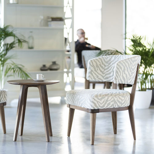 Chaise contemporaine - FAVA - Ziemann Home Design - d'intérieur / en tissu / avec piètement en noyer