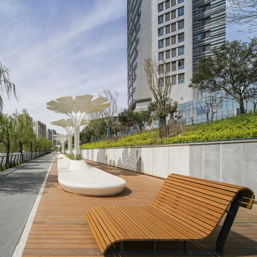 Banc public contemporain - EL - dasso - en bois massif / en bambou / avec dossier