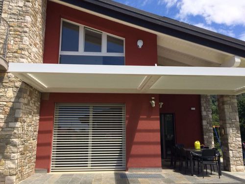 Pergola suspendue - Unica living design Poland - en aluminium extrudé / à lames orientables / à lames brise soleil
